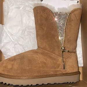 Worn once ugg classic zip boot!!